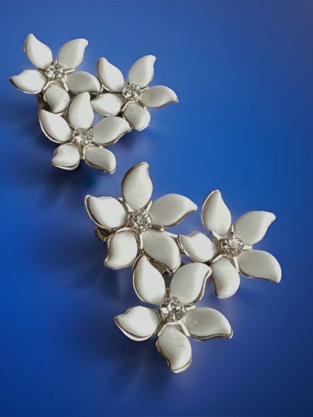 Vintage Mid Century Mod White Flower Clip On Climber Earrings w Rhinestones